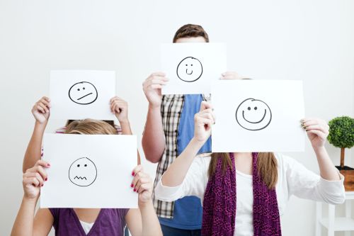 Groep mensen met getekende smileys voor hun gezicht